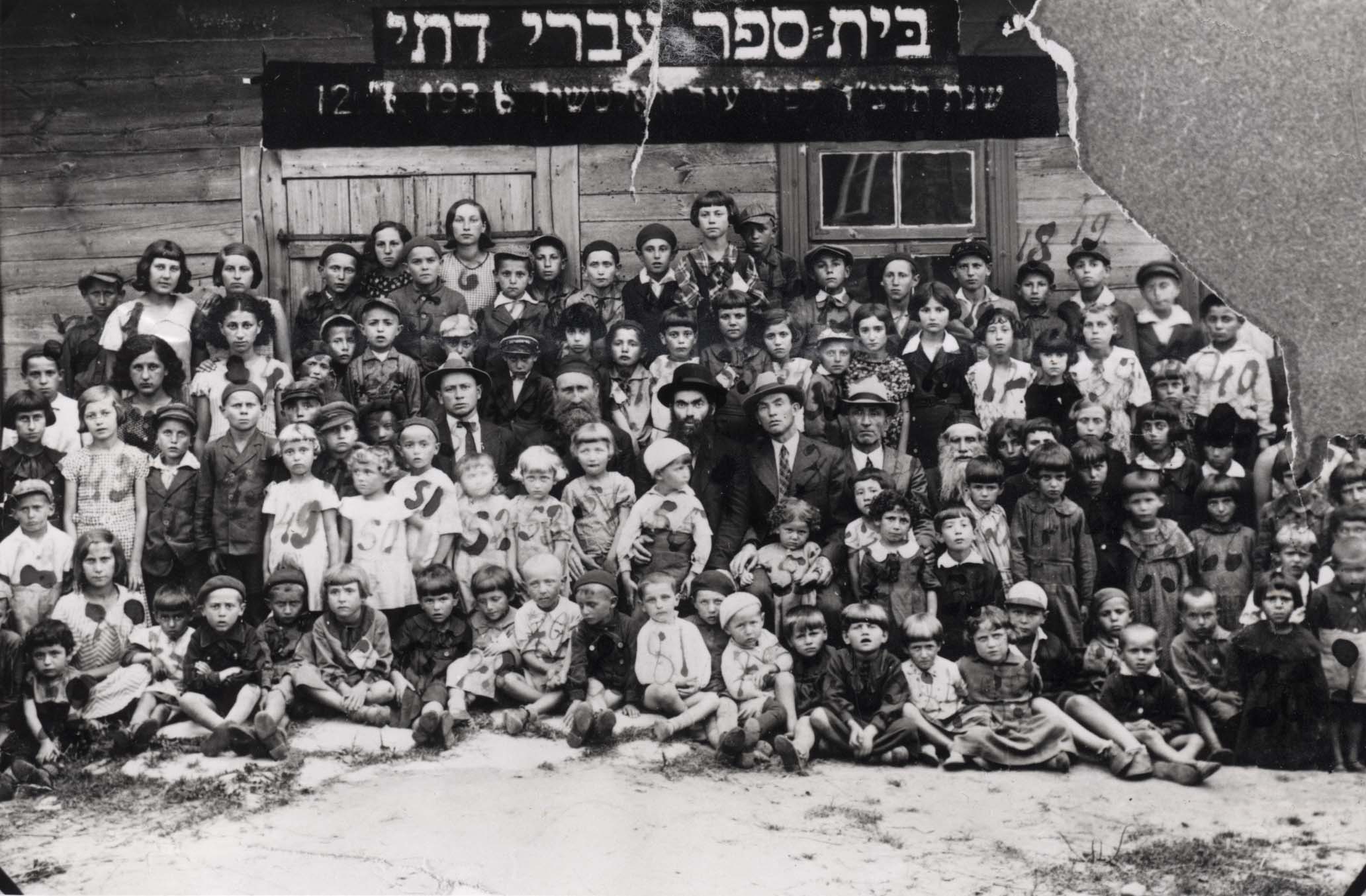 Students and teachers of the Hebrew religious school in Wołczyn